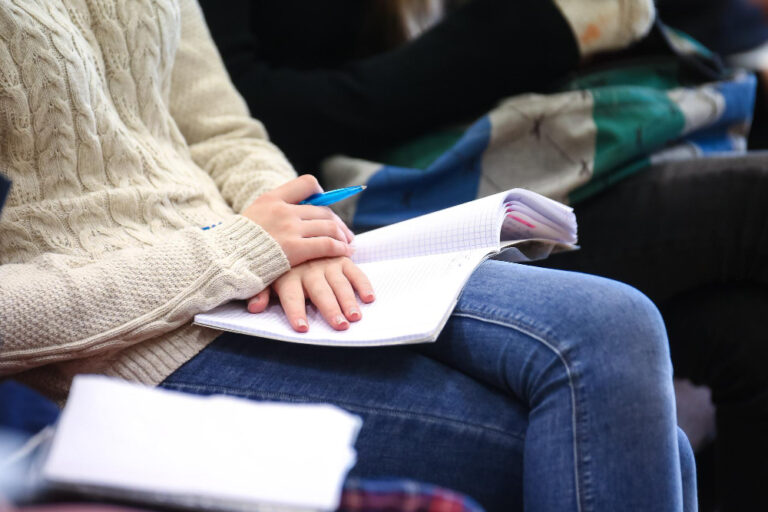 Kurs językowy online czy stacjonarny – które rozwiązanie wybrać?